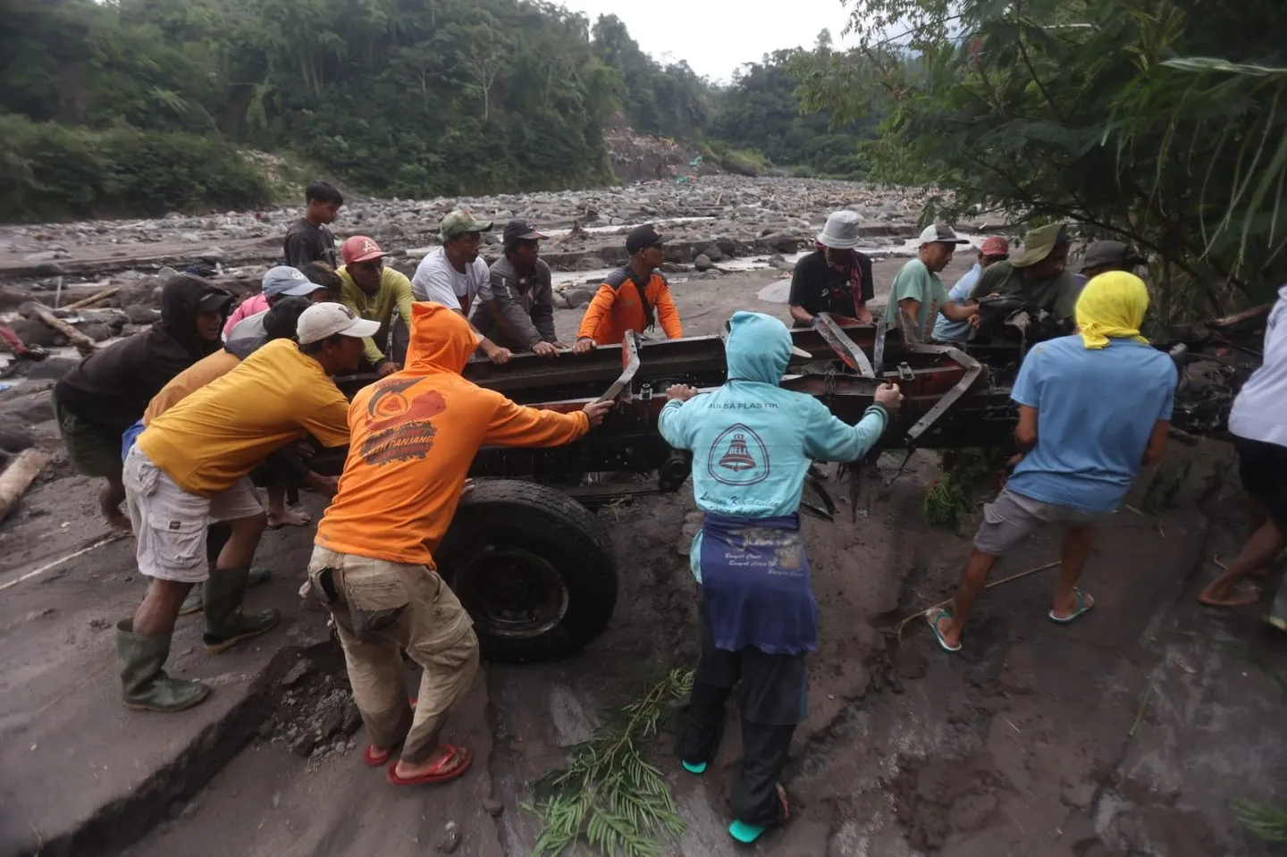 Ketika Sungai Membawa Gunung Turun