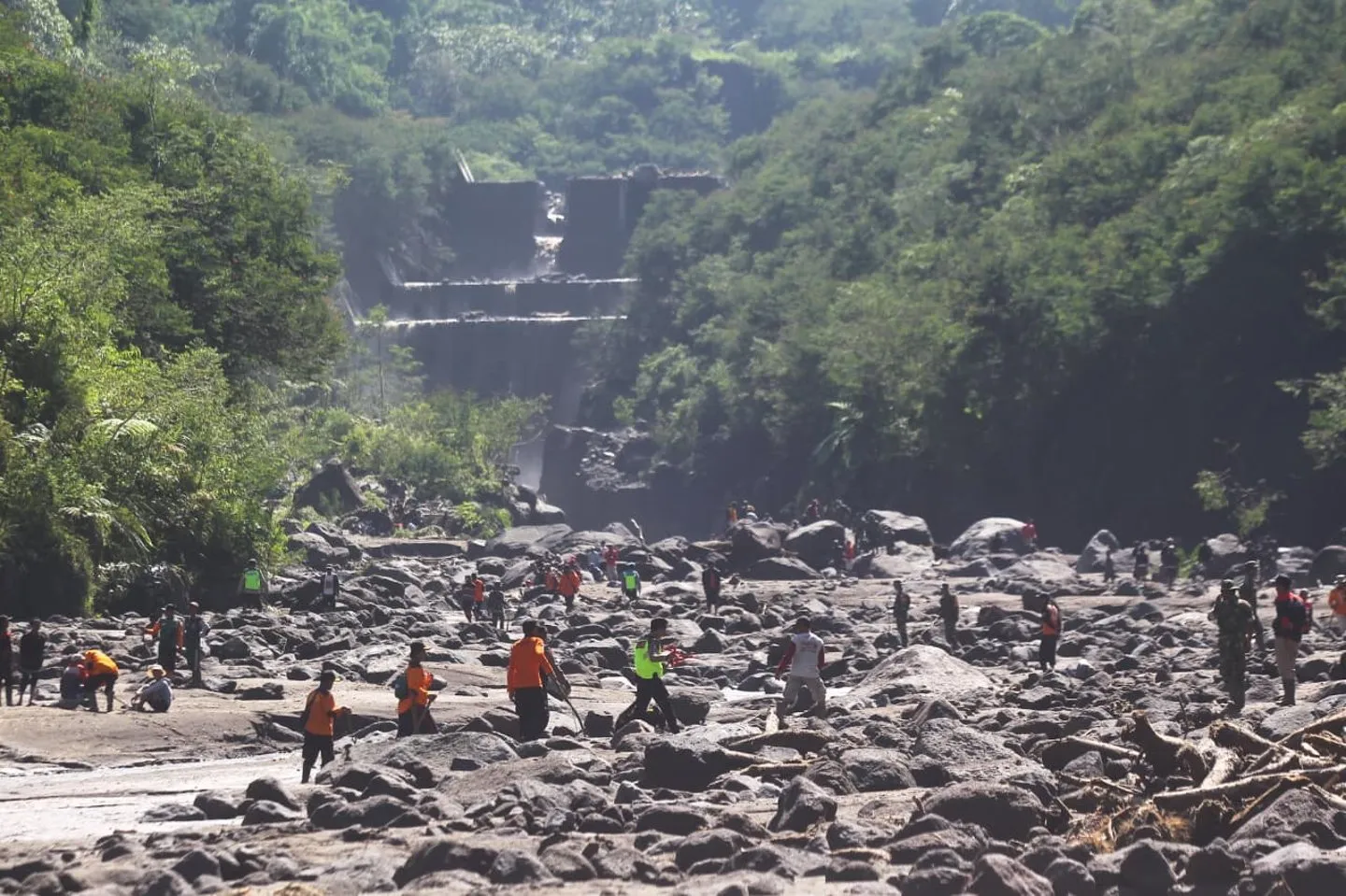 Ketika Sungai Membawa Gunung Turun