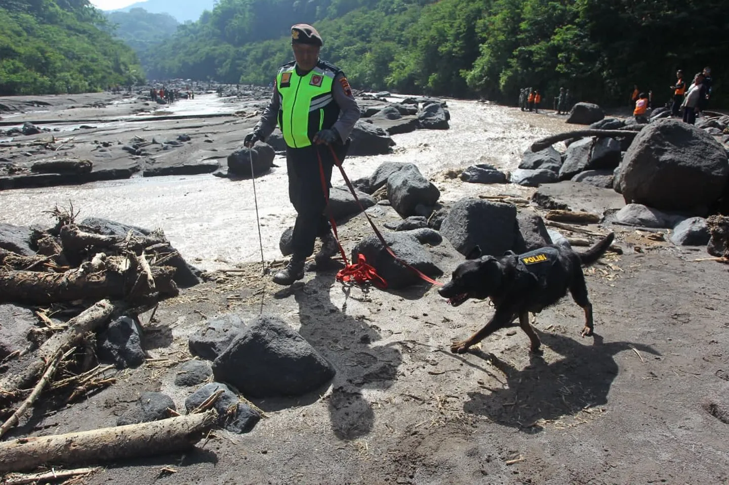 Ketika Sungai Membawa Gunung Turun