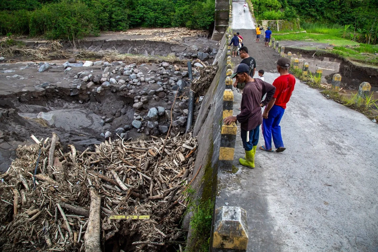 Ketika Sungai Membawa Gunung Turun